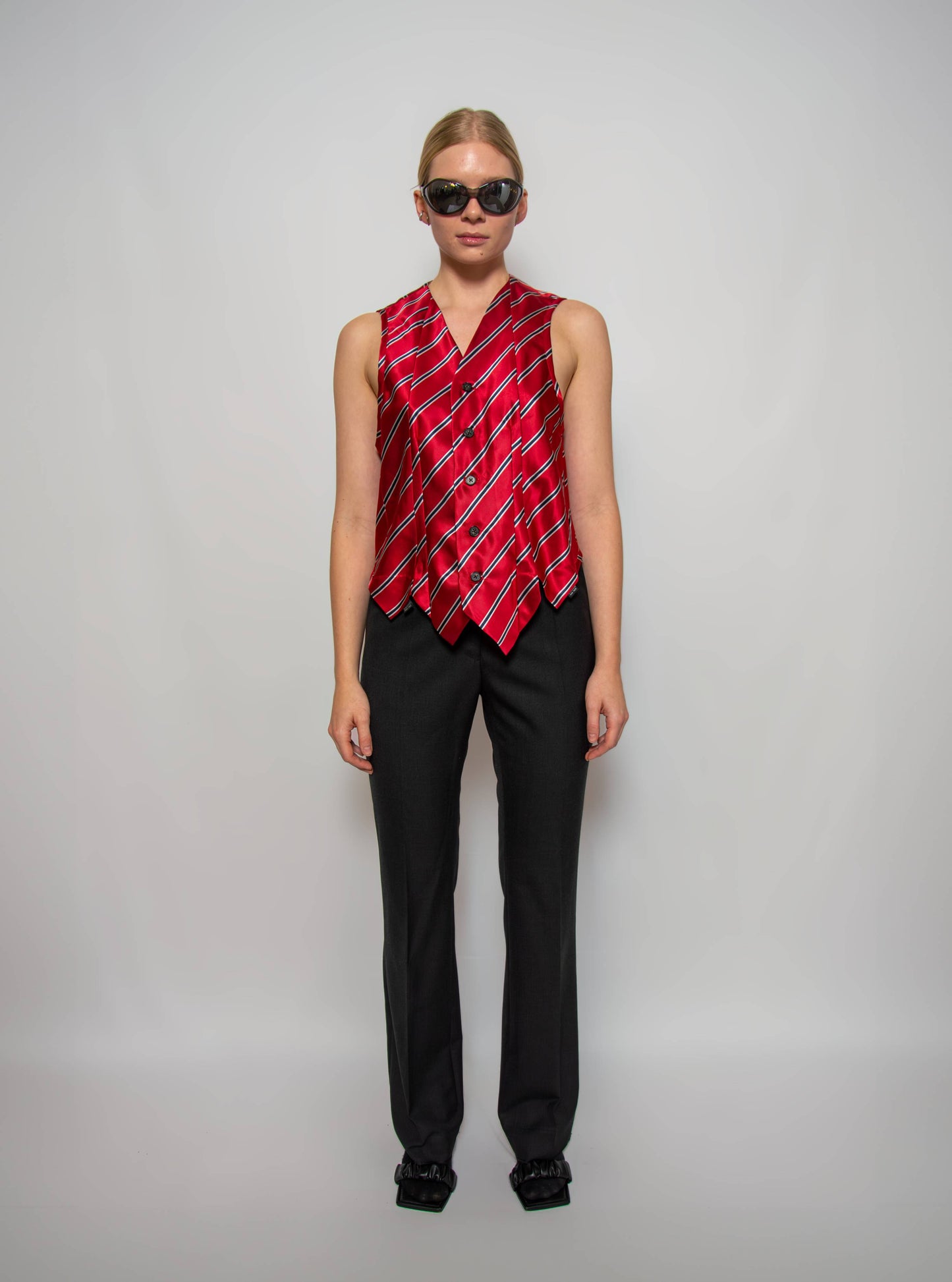 Tie vest