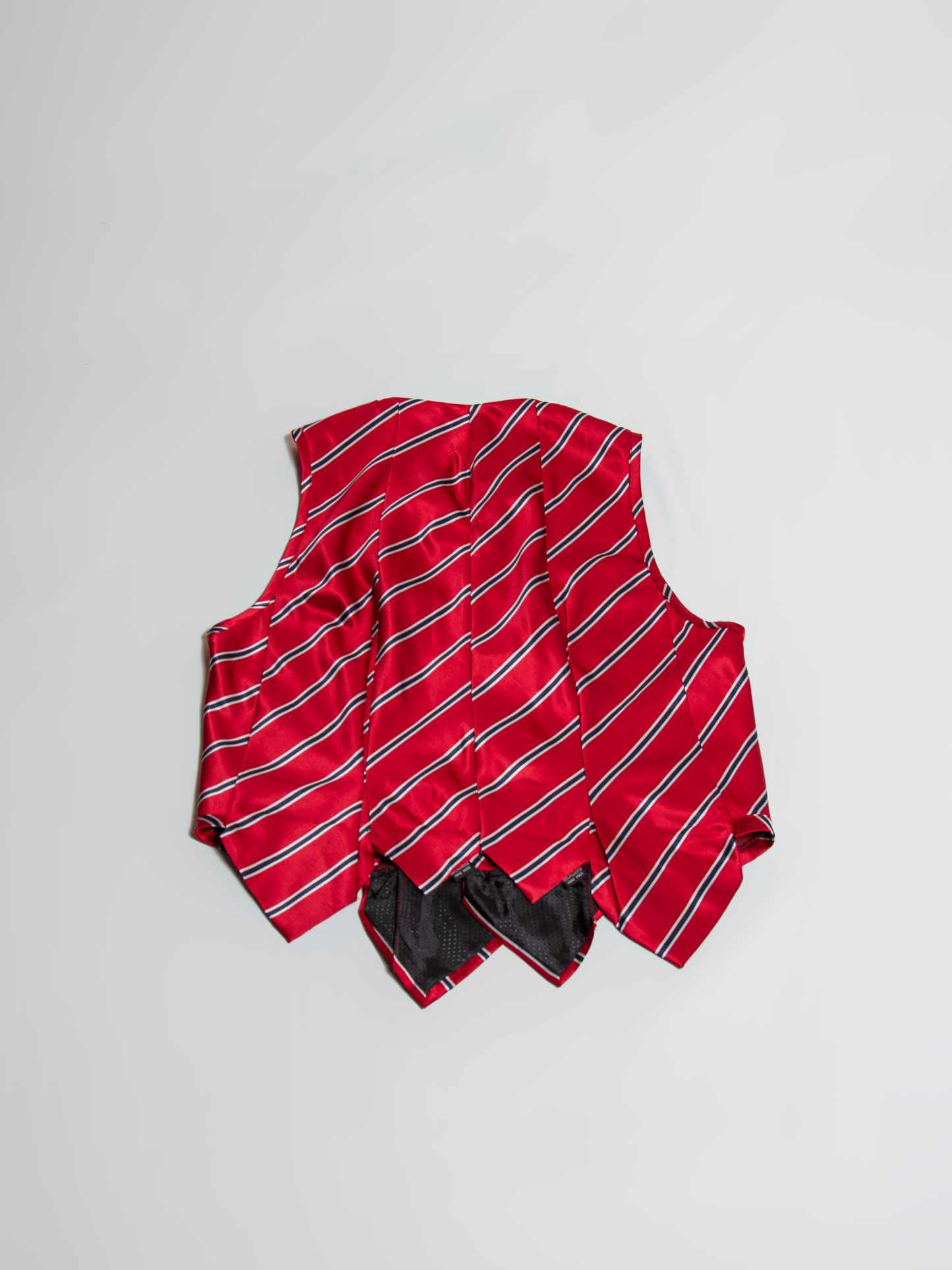 Tie vest