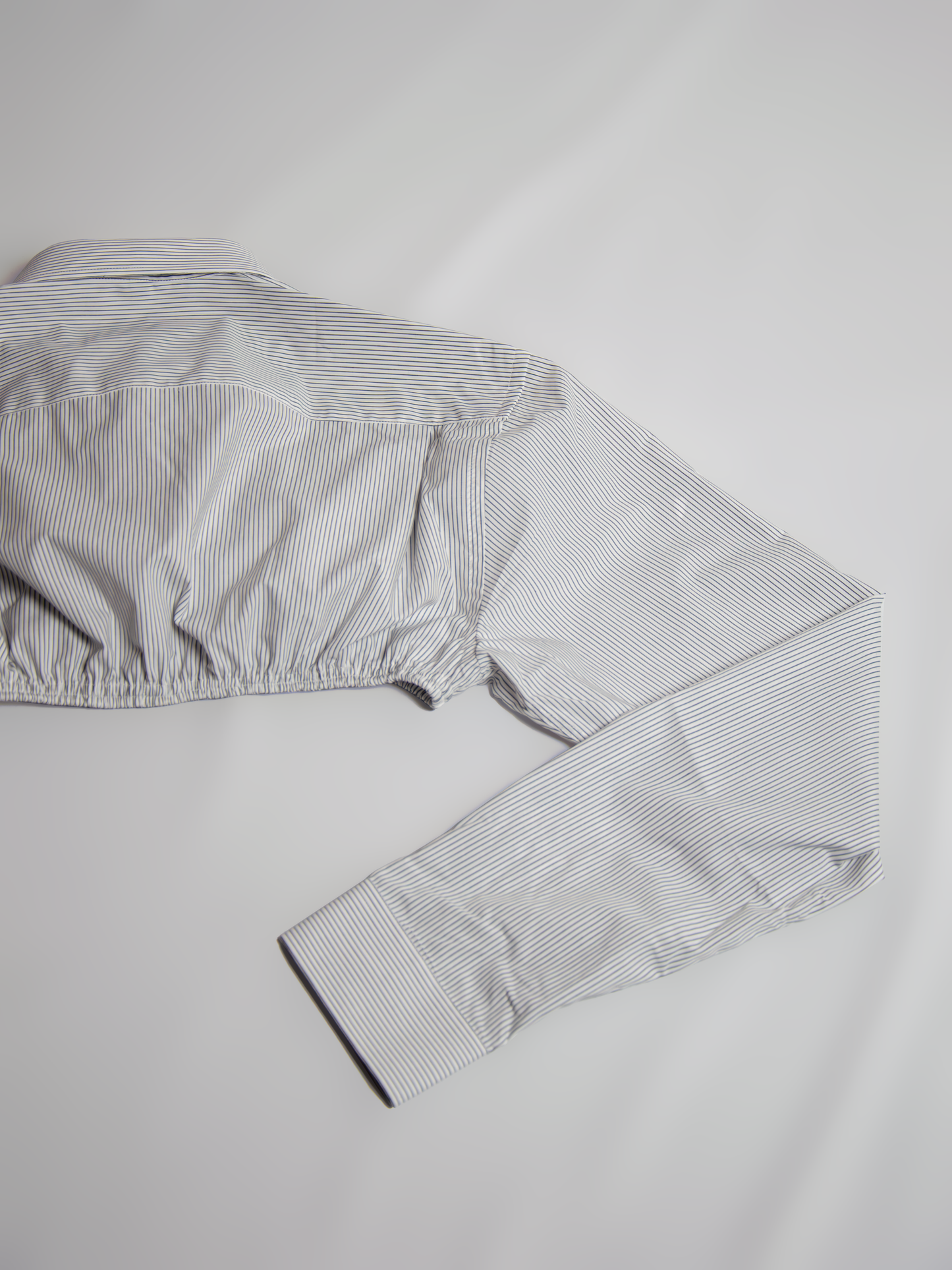 Cropped shirt with elastic finish