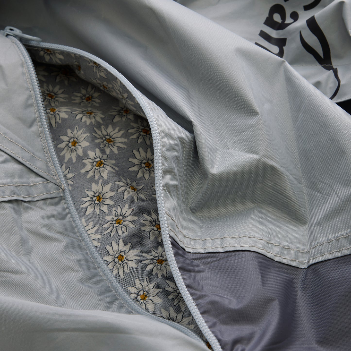 MULTI-PANEL WINDBREAKER