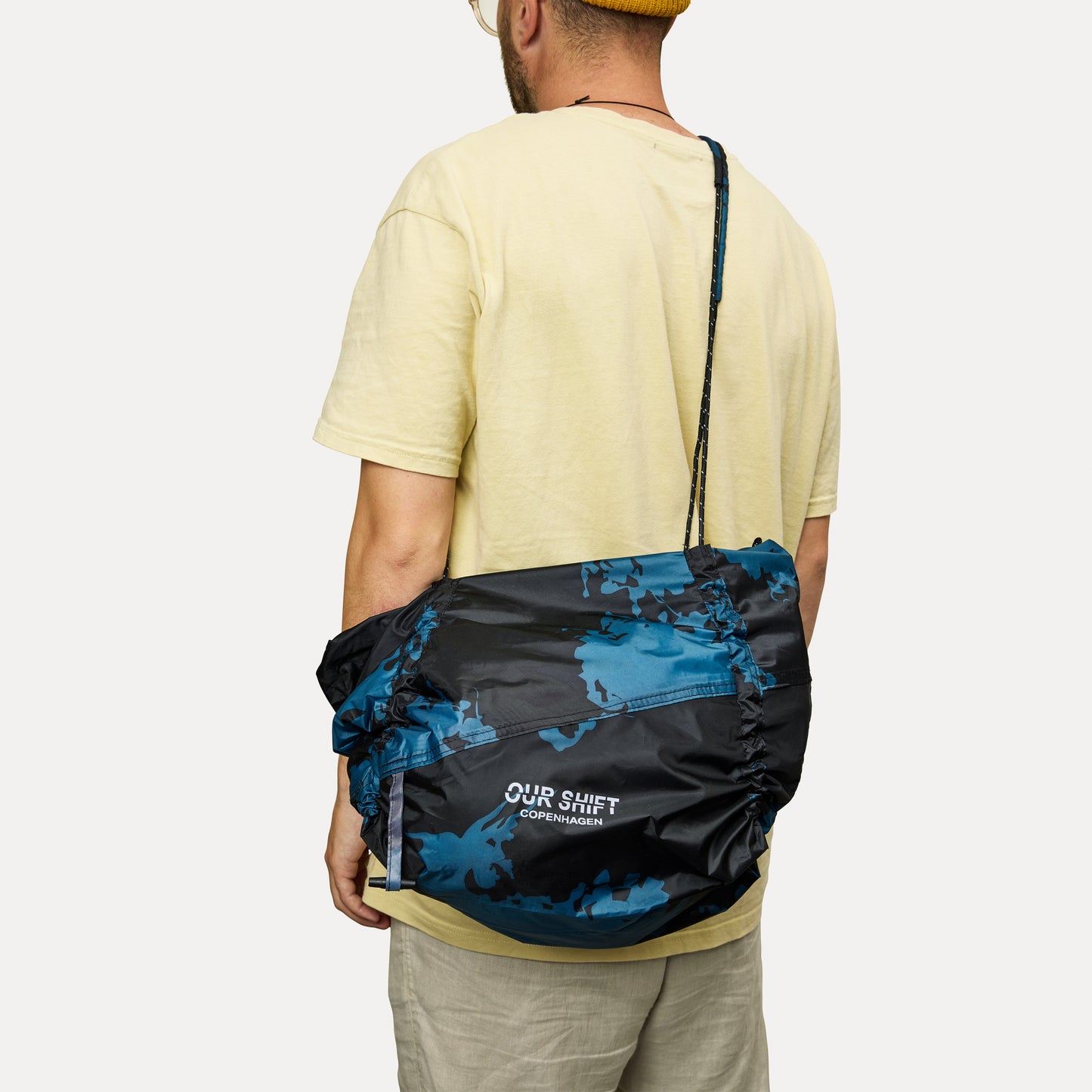 PRINTED DRAWSTRING SLING TOTE